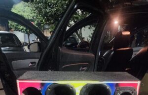 Na cidade de Perdizes-MG, a Polícia Militar atendeu uma ocorrência de furto após uma vítima relatar o desaparecimento de duas caixas de som do interior de seu veículo, que estava estacionado em frente à residência, no bairro Ferreirinha.