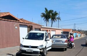 Acidente de trânsito no bairro Ferreirinha envolve suspeita de embriaguez.